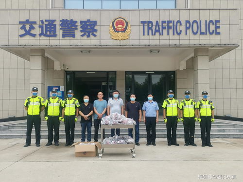 任丘市美術家協會攜手市醫(yī)院向交警贈送預防性中藥